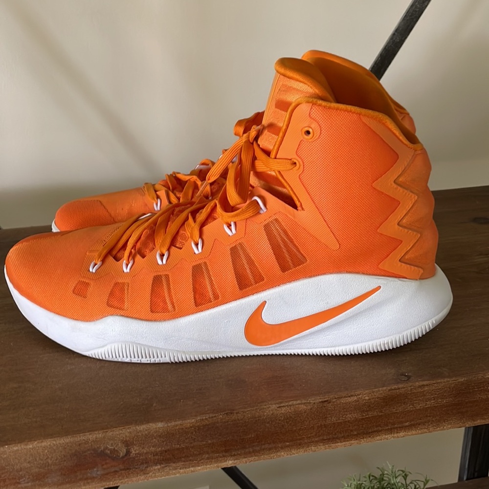 Nike Hyperdunk Shoes - image 3